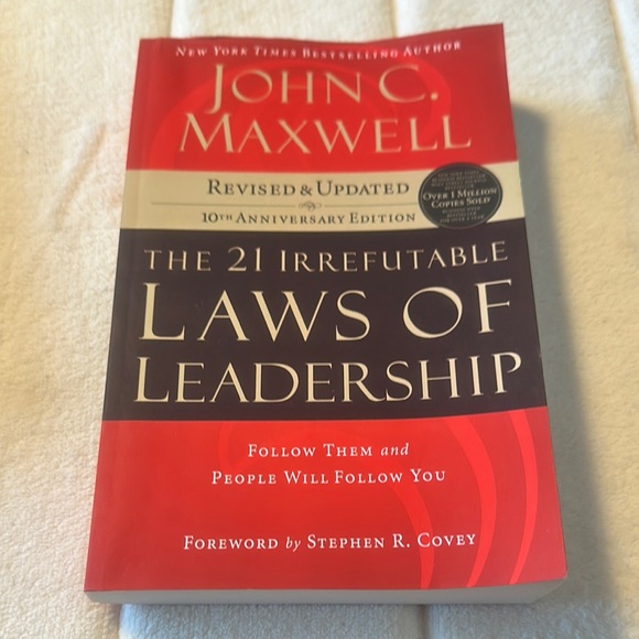 The 21 Irrefutable Laws of Leadership: Follow Them and People Will Follow You - Picture 1 of 4